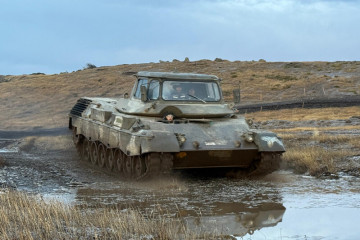 Alumnos en la fase práctica del curso de conducción de tanque Leopard 1V en Magallanes Firma Ejército de Chile 002