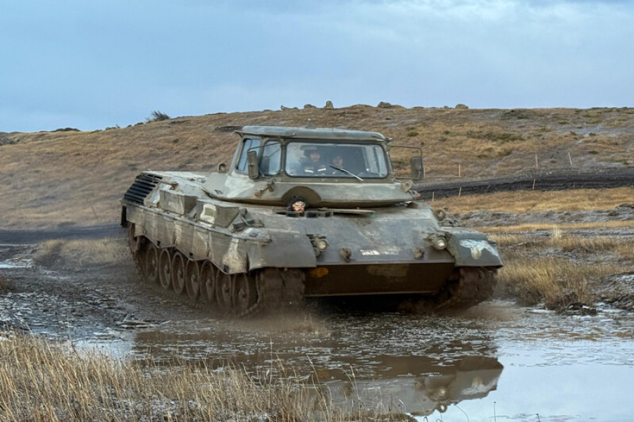 Alumnos en la fase práctica del curso de conducción de tanque Leopard 1V en Magallanes Firma Ejército de Chile 002