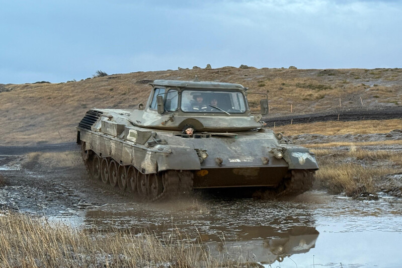 Alumnos en la fase práctica del curso de conducción de tanque Leopard 1V en Magallanes Firma Ejército de Chile 002