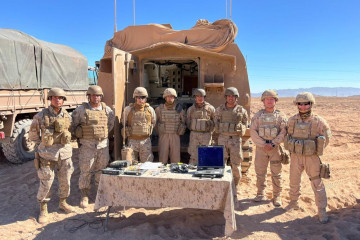 Personal del Grupo de Artillería N°5 Antofagasta junto a un M019A5 y componentes del sistema Afatds Firma Ejército de Chile