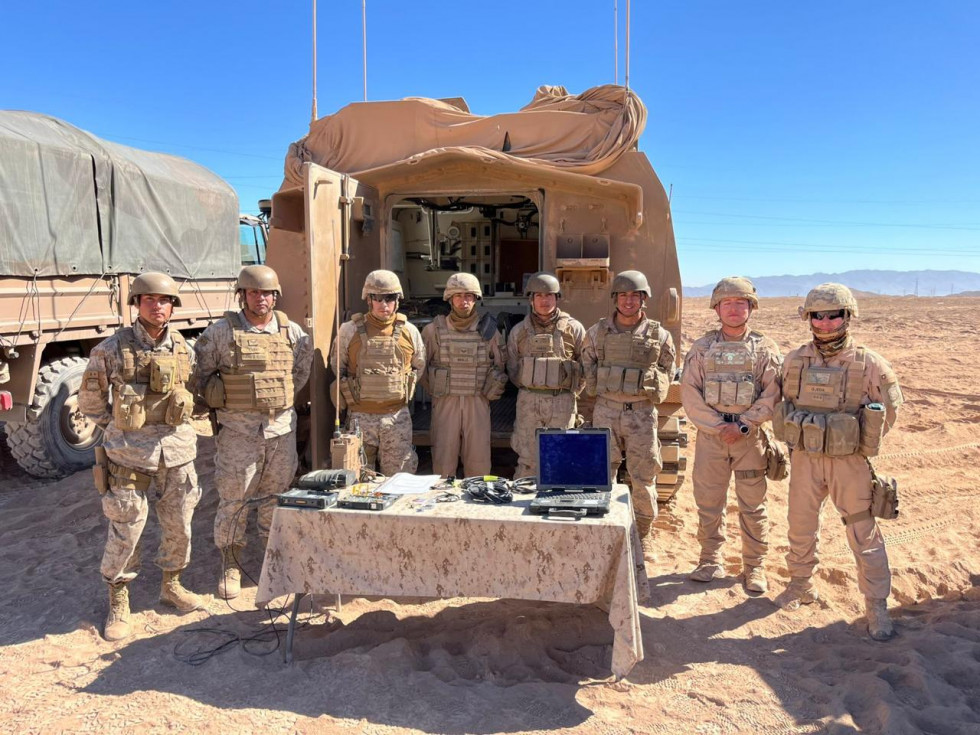 Personal del Grupo de Artillería N°5 Antofagasta junto a un M019A5 y componentes del sistema Afatds Firma Ejército de Chile