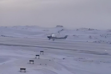 Aterrizaje del avión Cessna 182 en el aeródromo Teniente Marsh en la isla Rey Jorge de la Antártica Firma Redes Sociales 002