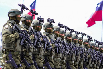 Integrantes del GOPE de Carabineros de Chile desfilando en una Parada Militar Firma Ministerio de Defensa Nacional de Chile 002