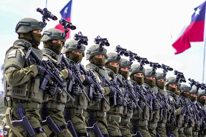 Integrantes del GOPE de Carabineros de Chile desfilando en una Parada Militar Firma Ministerio de Defensa Nacional de Chile 002
