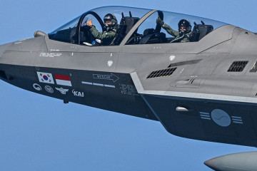 El comandante de la Fuerza Aérea Polaca, Ireneusz Nowak, volando en un KF 21 el 26 de junio de 2025. Foto. KAI