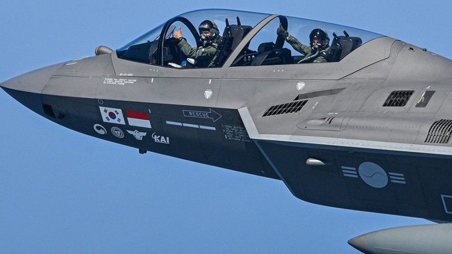 El comandante de la Fuerza Aérea Polaca, Ireneusz Nowak, volando en un KF 21 el 26 de junio de 2025. Foto. KAI