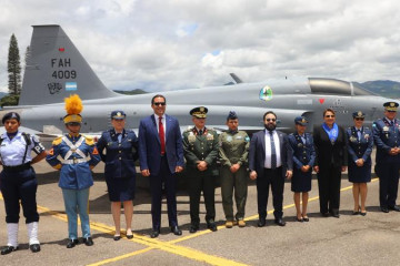 Presidenta de Honduras y alto mando en ceremonia aniversario de la FAH