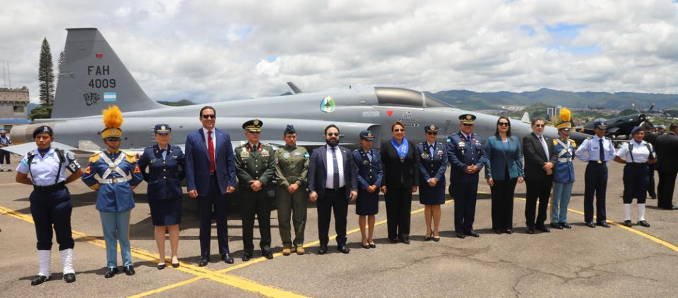 Presidenta de Honduras y alto mando en ceremonia aniversario de la FAH
