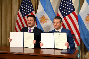 Luis Petri, Pete Hegseth