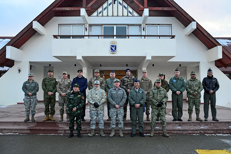 Agregados y secretarios extranjeros en la base au00e9rea Chabunco de Punta Arenas Firma FACh