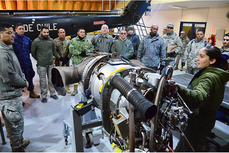 La delegaciu00f3n observa un motor de helicu00f3ptero Bell UH 412 Firma FACh