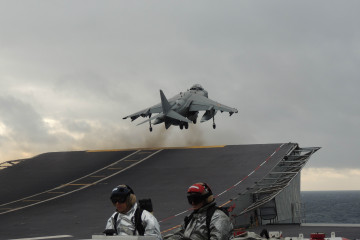 Un Harrier AV8B  despegando del LHD Juan Carlos I de la Armada