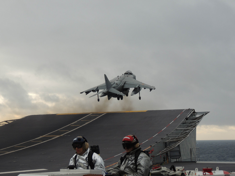 Un Harrier AV8B  despegando del LHD Juan Carlos I de la Armada