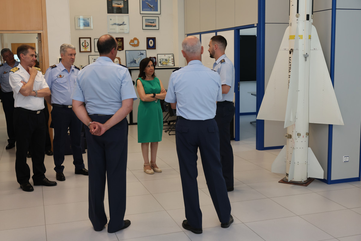 Margarita Robles durante su visita al Claex en la base aerea de Torrejon
