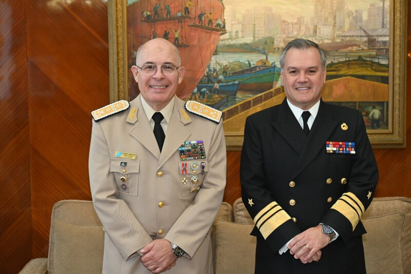 Entrega de saludos protocolares del vicealmirante Roberto Zegers al prefecto general Guillermo Giménez Pérez de la Prefectura Naval Argentina Firma Armada de Chile 002