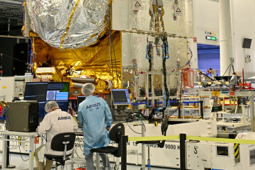 El SpainSat NG II en la sala limpia de Airbus en Toulouse