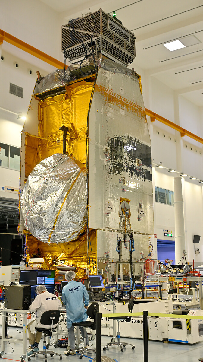 El SpainSat NG II en la sala limpia de Airbus en Toulouse
