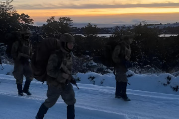 Cadetes IM de 4°año de la Escuela Naval Arturo Prat en instrucción de clima frío en Magallanes Firma Tercera Zona Naval Armada de Chile