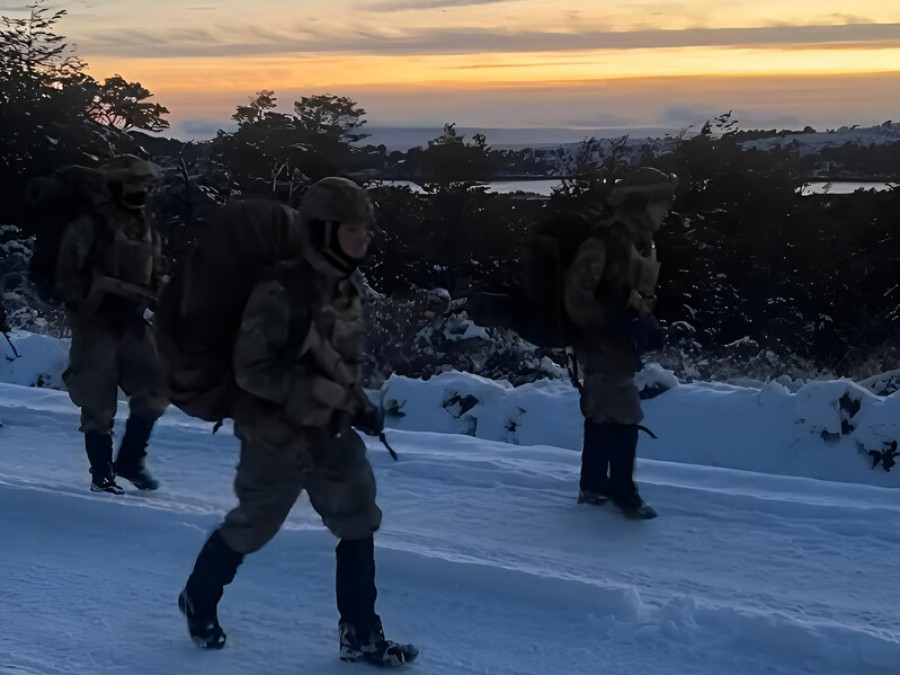 Cadetes IM de 4°año de la Escuela Naval Arturo Prat en instrucción de clima frío en Magallanes Firma Tercera Zona Naval Armada de Chile