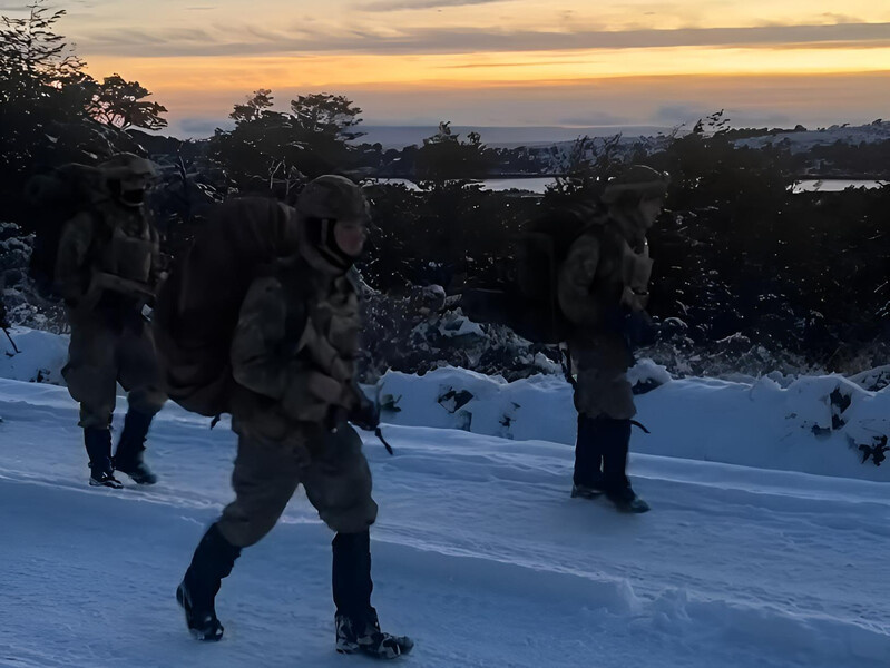 Cadetes IM de 4°año de la Escuela Naval Arturo Prat en instrucción de clima frío en Magallanes Firma Tercera Zona Naval Armada de Chile