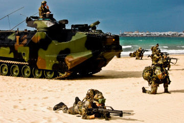Infantes de Marina tomando una playa con un AAV durante un ejercicio