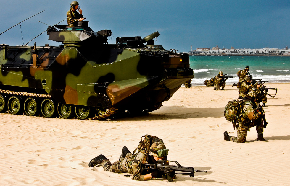 Infantes de Marina tomando una playa con un AAV durante un ejercicio