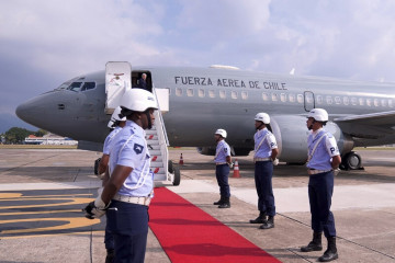 Avión Boeing 737 500 del Grupo de Aviación N°10 en Río de Janeiro Firma Prensa Presidencia de Chile