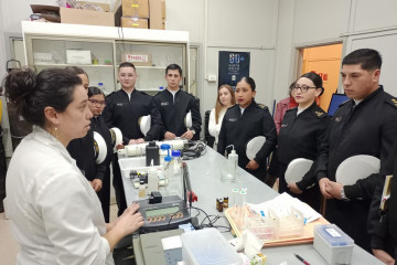 Estudiantes de segundo año de la especialidad de Mecánico Artificiero del Arsenal Naval Talcahuano de la Armada de Chile en uno de los laborarorios de la Facultad de Ciencias Firma UCSC 002