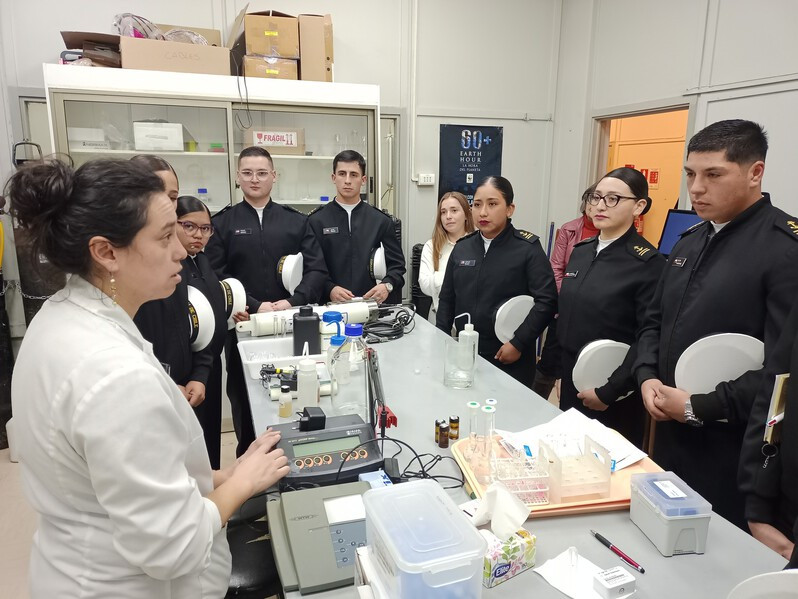 Estudiantes de segundo año de la especialidad de Mecánico Artificiero del Arsenal Naval Talcahuano de la Armada de Chile en uno de los laborarorios de la Facultad de Ciencias Firma UCSC 002