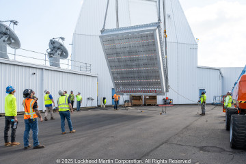 Instalación de una antena del sistema SPY 7 para el Aegis de un buque ASEV de Japón. Foto. Lockheed Martin