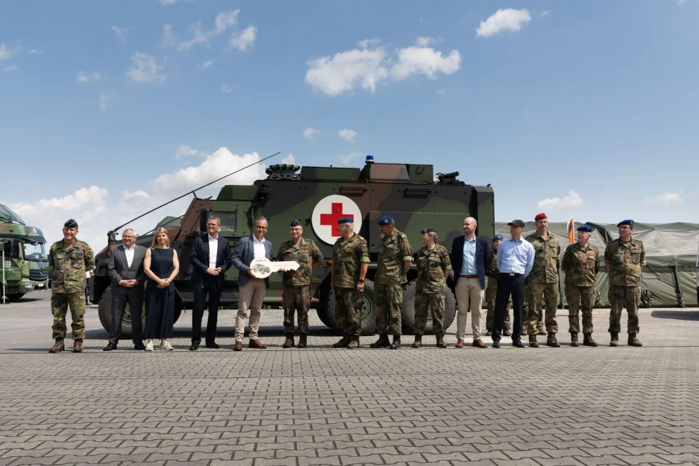 Entrega de la llave del blindado 6x6 Eagle ambulancia para Alemania. Foto. GDELS