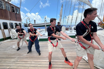 Oficiales extranjeros navegando en el LXIX Crucero de Instrucción del buque escuela BE 43 Esmeralda Firma Armada de Chile