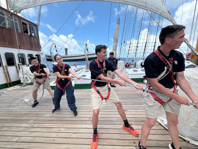 Oficiales extranjeros navegando en el LXIX Crucero de Instrucción del buque escuela BE 43 Esmeralda Firma Armada de Chile