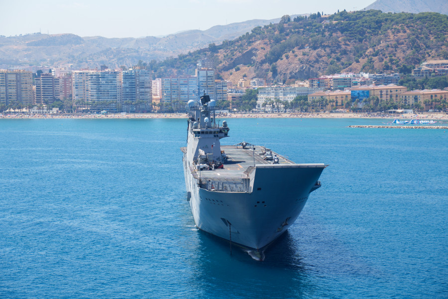 El LHD Juan Carlos I fondeado frente a la costa de Málaga