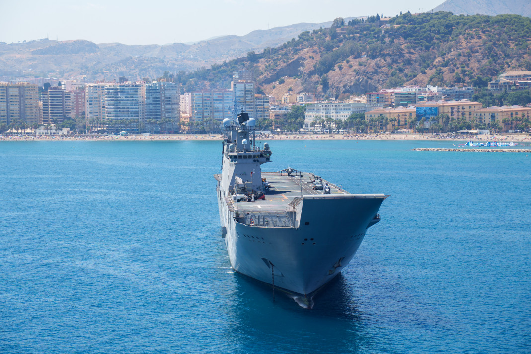 El LHD Juan Carlos I fondeado frente a la costa de Málaga
