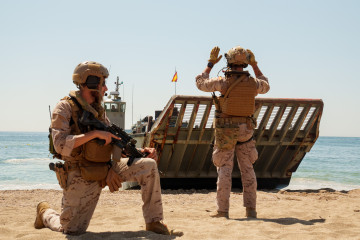 La infantería de Marina controla la llegada de las lanchas de desembarco a la playa