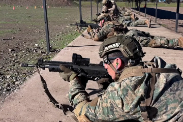 Alumnos del curso de Montaña en práctica de tiro con el fusil de asalto IWI Galil ACE 22 N c en el período de armamento común Firma Escuela de Montaña del Ejército de Chile