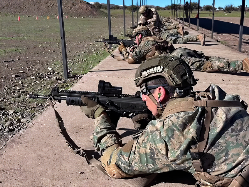 Alumnos del curso de Montaña en práctica de tiro con el fusil de asalto IWI Galil ACE 22 N c en el período de armamento común Firma Escuela de Montaña del Ejército de Chile