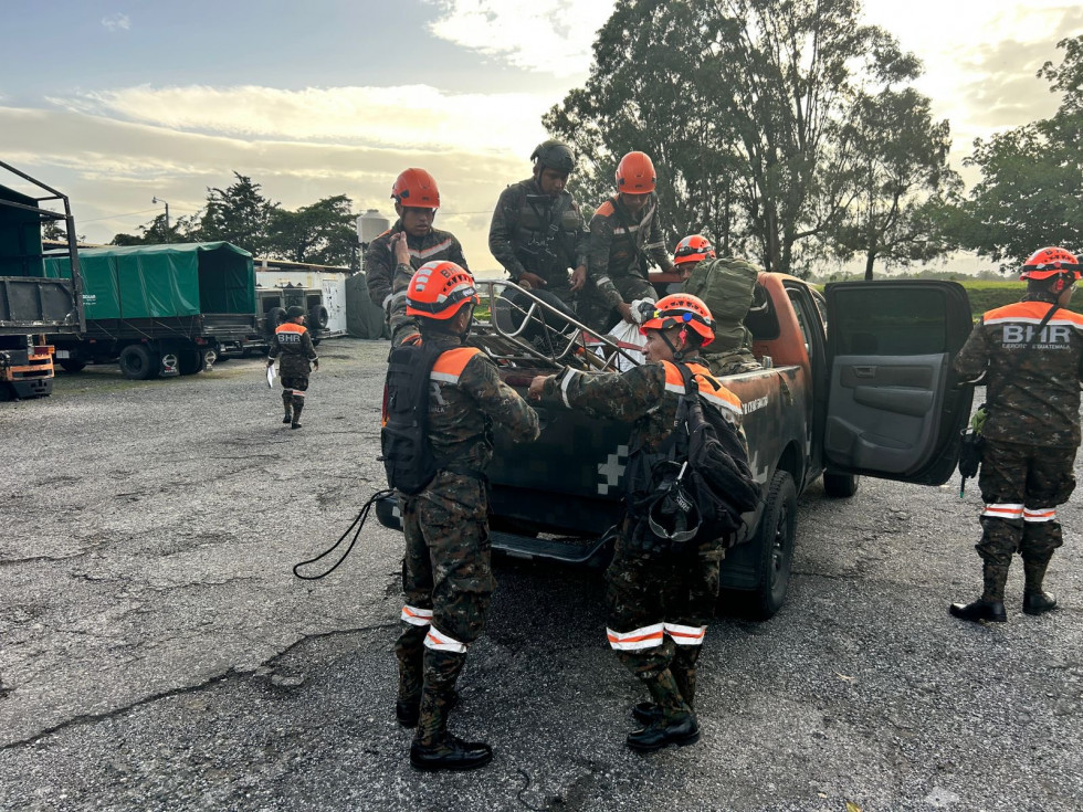 Brigadas de rescate del Ejército de Guatemala por sismos del martes