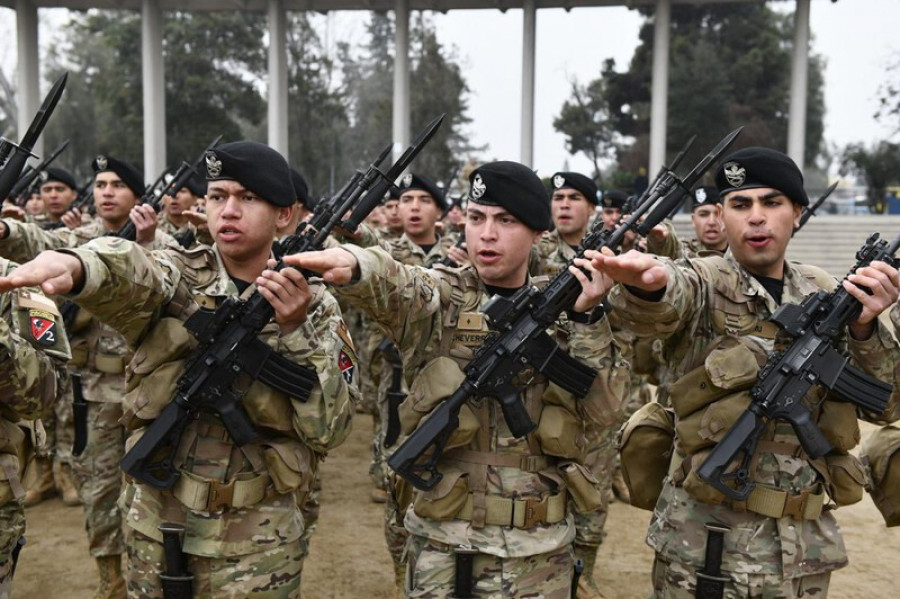 Efectivos de la Brigada de Operaciones Especiales BOE Lautaro realizan el juramento a la bandera en la explanda del Templo Votivo de Maipú Firma Ejército de Chile 002