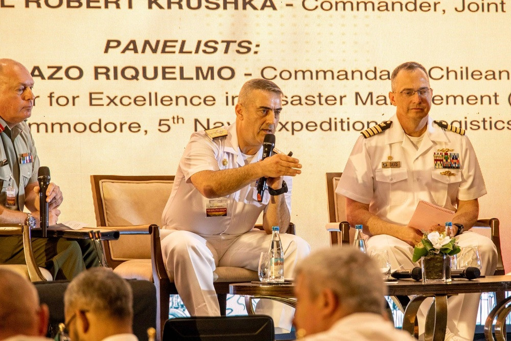El contraalmirante IM Daniel Opazo de la Armada de Chile en el panel Superando los Desafu00edos Logu00edsticos del Mar a la Costa de PALS 2025 Firma 1st Lt Shannon Ou2019Neill Marforpac