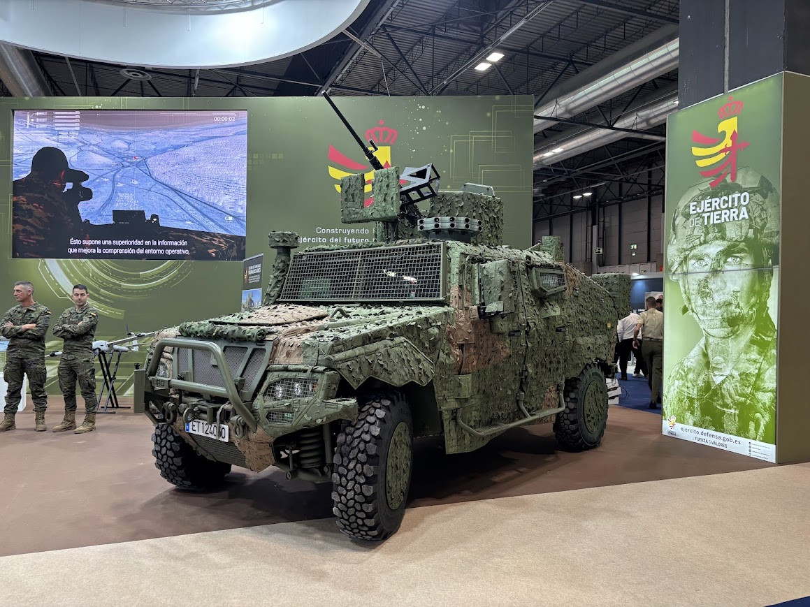 Vamtac ST5 con red mimu00e9tica Barracuda de Saab expuesto en Feindef
