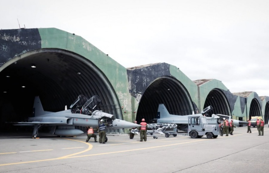 Aviones de combate Northrop Grumann F 5 Tigre III del Grupo de Aviación N°12 en la base aérea Chabunco de Punta Arenas Firma FACh 002