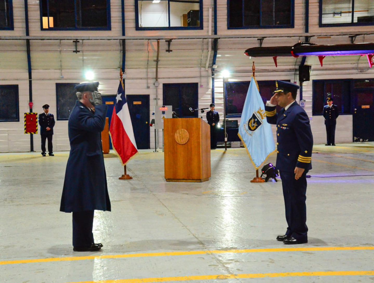 El comodoro Gou00f1i recibe el saludo del comandante del Grupo de Mantenimiento Nu00b053 Firma FACh