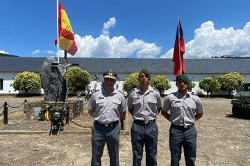 Oficiales en la Escuela Militar de Montaña y de Operaciones Especiales del Ejército de Tierra de España Firma Ejército de Chile