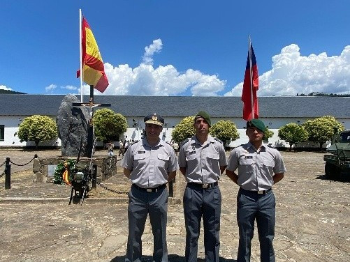 Oficiales en la Escuela Militar de Montaña y de Operaciones Especiales del Ejército de Tierra de España Firma Ejército de Chile