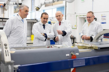 El secretario de defensa de Reino Unido, John Healey, con su homólogo francés, Sébastien Lecornu, en las instalaciones de MBDA en Stevenage. Foto. MOD