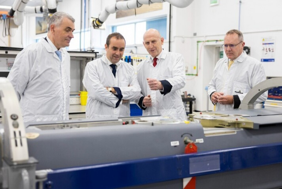 El secretario de defensa de Reino Unido, John Healey, con su homólogo francés, Sébastien Lecornu, en las instalaciones de MBDA en Stevenage. Foto. MOD