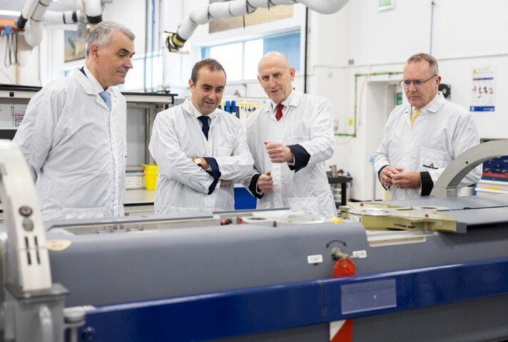 El secretario de defensa de Reino Unido, John Healey, con su homólogo francés, Sébastien Lecornu, en las instalaciones de MBDA en Stevenage. Foto. MOD