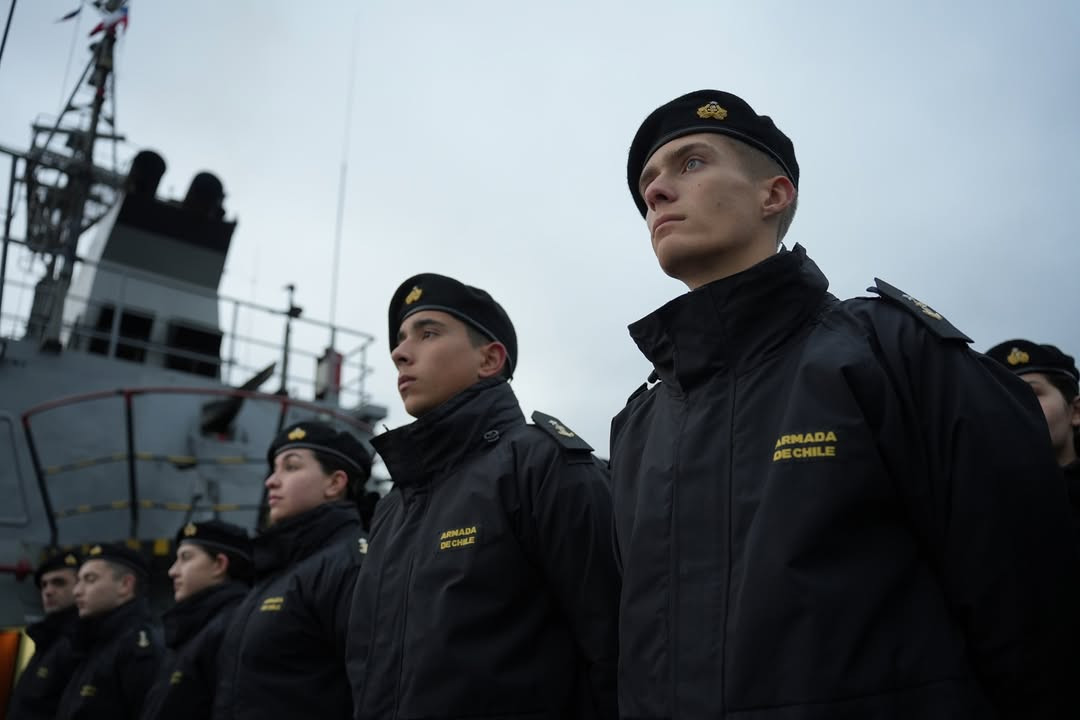 Cadetes de segundo au00f1o en el peru00edodo de actividades profesionales en la barcaza LST 92 Rancagua Firma Escuela Naval Arturo Prat de la Armada de Chile